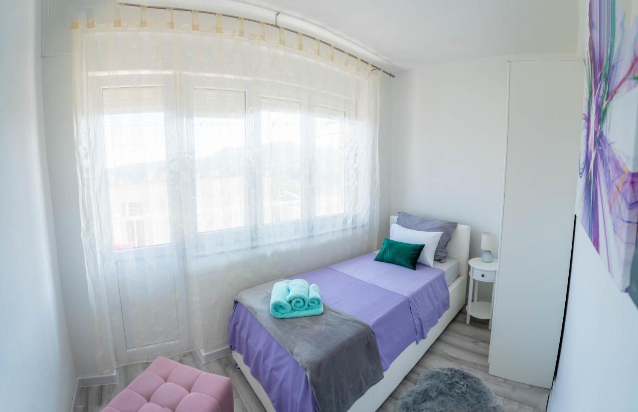 Apartman M Lägenhet Knin Exteriör bild