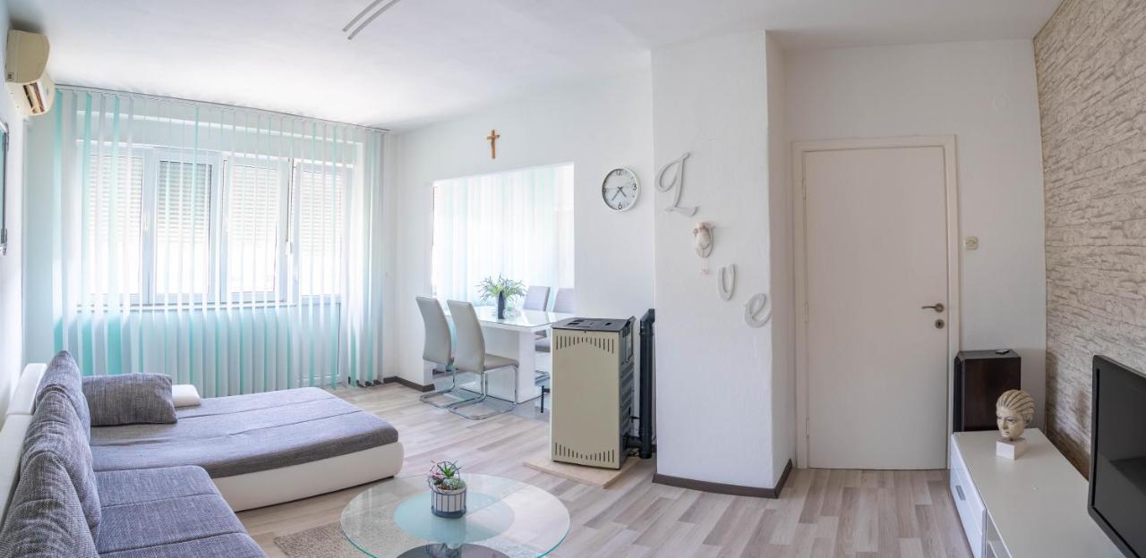 Apartman M Lägenhet Knin Exteriör bild